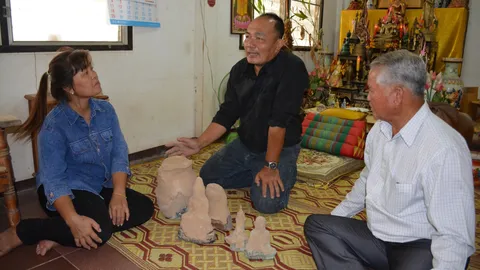 คอหวยไม่พลาด! แห่ตีเลข พระพุทธรูปเก่าแก่100ปี หลังรื้อศาลาแล้วพบ4องค์ (คลิป)