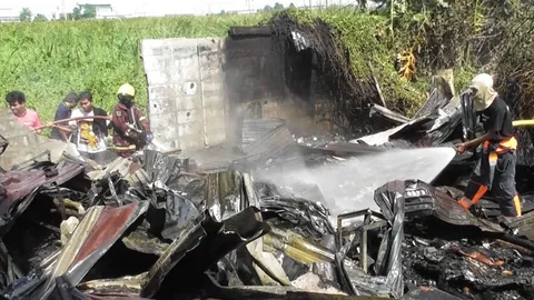 ไฟไหม้ห้องพ่นสีอะไหล่รถกลางเมืองสมุทรสาคร วอดหมดยกหลัง