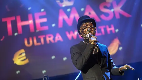 พี่รับน้องหลักสูตร 'อัลตร้า เวลท์" ด้วยปาร์ตี้หน้ากาก