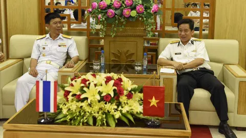 หมู่เรือลาดตระเวนไทย-เวียดนาม เข้าเยี่ยม ภทร.4 เพื่อกระชับสัมพันธ์