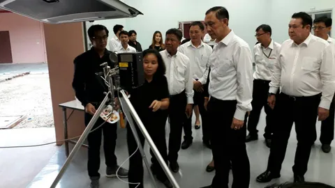 'บิ๊กโย่ง' เยี่ยมศูนย์ทดสอบคุณภาพน้ำมันเชื้อเพลิง ชลบุรี