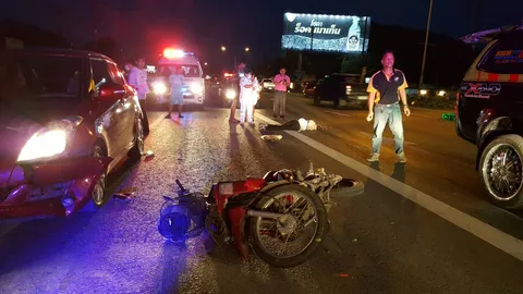 2 นร.พยาบาล มวกเหล็ก ขับจยย.ชนเก๋ง ร่างกระเด็นถูกรถทับ ดับ1 เจ็บ1