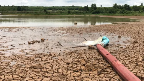 อ่างน้ำแห้ง ชาวโนนดินแดงเดือดร้อนหนัก ต้องสูบน้ำจากเขื่อนลำนางรองมาใส่