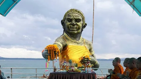 ชาวเกาะเสม็ด ทำพิธีเปลี่ยนชุดให้ 'ผีเสื้อสมุทร' อัศจรรย์ฝนหยุดตกทันที