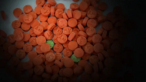 ชาวบ้านงง ถูกให้เป็นชุมชนสีขาว แต่มีทั้งบ่อน ยาเสพติด! 