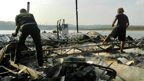 ตร.พฐ. เก็บหลักฐานไฟไหม้แพหรูกลางเขื่อนวชิราลงกรณ คาด 1 เดือนรู้ผล