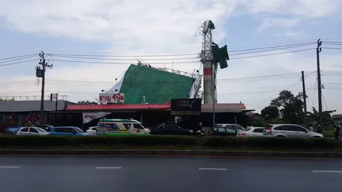 ป้ายขนาดยักษ์หล่นที่นนทบุรี! โดนพายุลมฝนพัดร่วงทับบ้าน-ร้านพังยับ