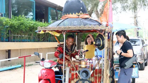 เชื่อกลับชาติมาเกิด หนุ่มแต่งชุดนักรบไทยโบราณ ขายไอศกรีม ที่ชลบุรี 