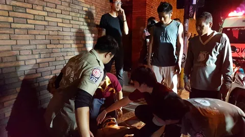 ฝืนข้อห้าม นักท่องเที่ยวแอบปีนกำแพงประตูท่าแพเชียงใหม่ พลัดตกสาหัส