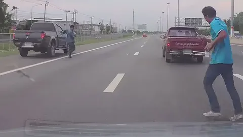 มอเตอร์เวย์ป่วน! ธนบัตรไทย-กัมพูชาปลิวว่อน คนแห่เก็บไม่กลัวตาย (คลิป)