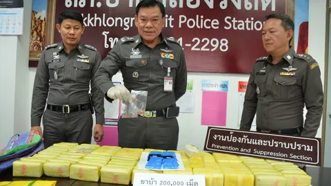 ยาบ้าของใคร มอเตอร์ไซค์ทำหล่น 2 แสนเม็ด ใส่ถุงแอปเปิ้ล 