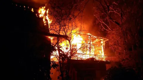 ไฟไหม้กุฏิไม้สักวัดที่แม่แตง พระพังประตูอุ้มหลวงพ่อวัย 84 รอดหวุดหวิด 