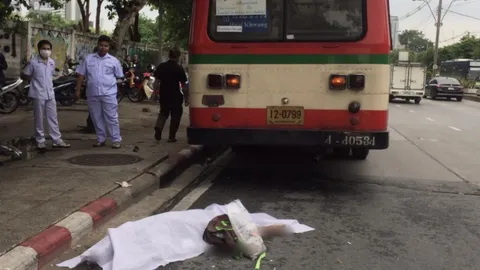  สยองคลองเตย รถเมล์สาย13 ชนจักรยานสองล้อ ทับแม่ค้าเสื้อผ้าดับคาถนน   