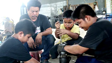 พ่อสุดภูมิใจ สอนงานซ่อมรถให้ลูก-หลานตั้งแต่เล็ก หวังต่อยอดอาชีพในอนาคต