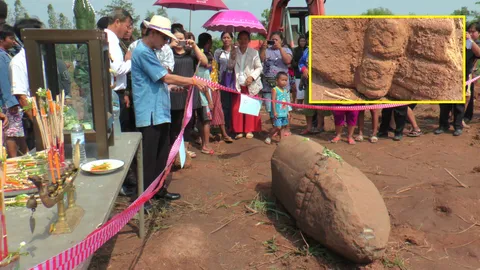 ฮือฮา! ขุดพบเสมาแท่งหินในทุ่งนาหนองบัวลำภู นักวิชาการคาดสมัยทวารวดี