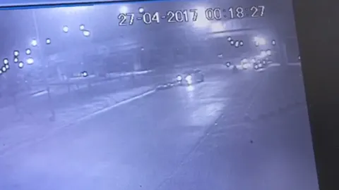 นาทีสำคัญ! วงจรปิด เผยภาพ จยย.ขี่พุ่งตัดหน้ารถดีเจเชาเชา (คลิป)