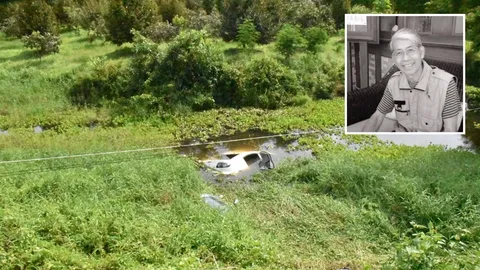 เศร้า! เก๋งอดีตคณบดี มรภ.รำไพพรรณี หักหลบรถสวนทางแหกโค้งพลิกตกคลองดับ