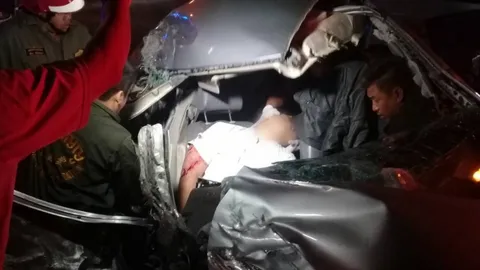 ชนสนั่น! ตร.สุทธิสารดวงดับโดนรถเมล์ตัดหน้า ถูกอัดก๊อบปี้ร่างเละ