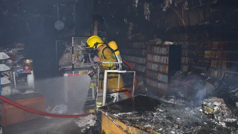 ไฟไหม้ร้านเช่าหนังสือข้างร.ร.ดังกลางเมืองอุบลฯ 5 ชีวิตหนีรอดหวุดหวิด