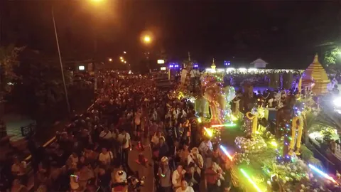 คนนับหมื่น ร่วมประเพณีเตียวขึ้นดอยสุเทพ ไหว้สาป๋ารมีพระบรมธาตุ