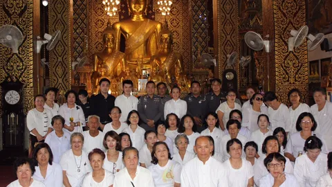ทางหลวงเชียงใหม่ พาคนทำบุญไหว้พระ เพื่อความเป็นสิริมงคล วันวิสาขบูชา