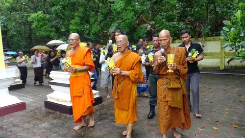 ชาวพุทธบาเจาะ ที่เหลืออยู่ 2 ชุมชน ร่วม จนท.เวียนเทียนกลางวันกลางสายฝน