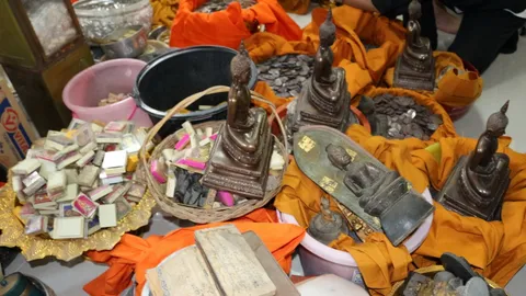 ตะลึง! กรุพระของอดีตหลวงปู่วัดดังเชียงใหม่ ในลังไม้เก่าแตก  