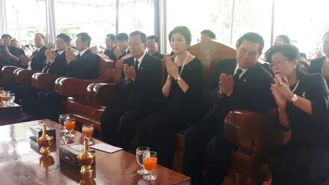 ชาวบ้านแห่ต้อนรับ 'ยิ่งลักษณ์' ร่วมงานศพแม่นายก อบจ.อุดรฯ