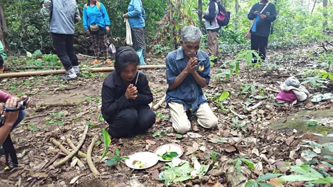 พ่อแม่ขอขมา เจ้าป่าเจ้าเขา ช่วยเปิดทางตามหาลูกชาย หลงป่านาน 9 วัน