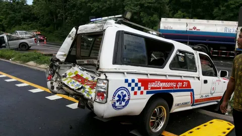 พ่วงบรรทุกน้ำมัน เสยท้ายรถกู้ภัย จอดกั้นทางช่วยอุบัติเหตุ จนท.เจ็บ 2