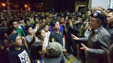 กลุ่มผู้ค้าบุก สภ.เมืองเพชร ถูกปรับ-สั่งห้ามขาย ตร.แจงเต็นท์รุกผิวจราจร