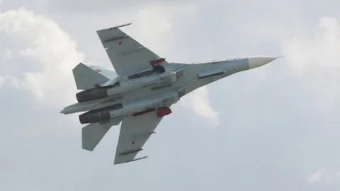 ‘ซู-27’ รัสเซีย โฉบใกล้บินลาดตระเวนกองทัพมะกันในทะเลดำรอบ 2