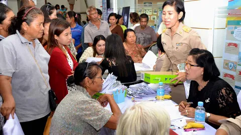 ลงทะเบียนคนจนวันสุดท้ายคึกคัก 3 แบงก์แน่นขนัด