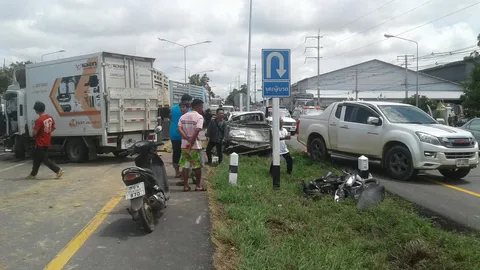 สาวพม่าตายทั้งกลม! รถบรรทุกเล็กอ้าง จยย.ตัดหน้าชนแรง กระแทกพ่วง-กระบะ