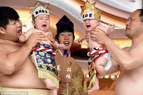 Kawaii ส่องความโนเนะ เมื่อนักซูโม่ต้องทำให้ทารกร้องไห้ 