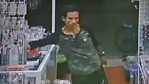 มอบตัวเถอะพี่ เห็นหน้าชัดขนาดนี้ ลีลาโจรย่องลักมือถือร้านค้า (คลิป)