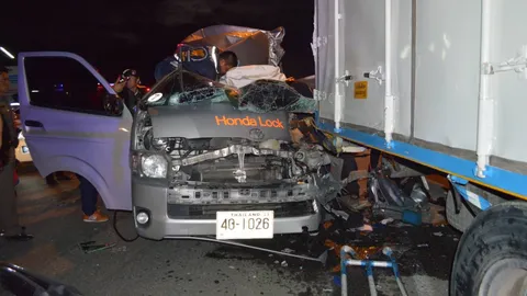 รถตู้รับส่งพนักงาน พุ่งชนท้าย 6 ล้อ ที่ชลบุรี เจ็บ 3