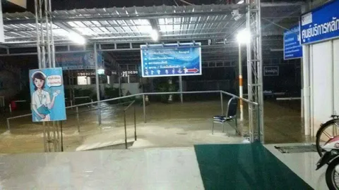 น้ำท่วม อ.พรานกระต่าย เริ่มคลี่คลาย ฝนหยุดตก พบแล้วศพชายขับกระบะน้ำซัด (คลิป)