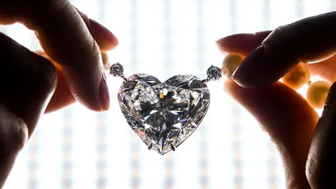 ประมูลเพชรรูปหัวใจ ทำราคาสถิติ 525 ล้าน