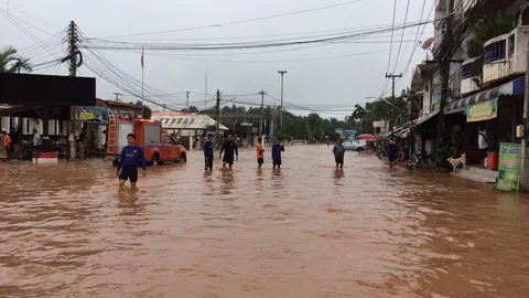 ด่านซ้ายจมบาดาล น้ำป่าทะลักเข้าท่วมเขตเทศบาล รุนแรงรอบ 100 ปี (คลิป)