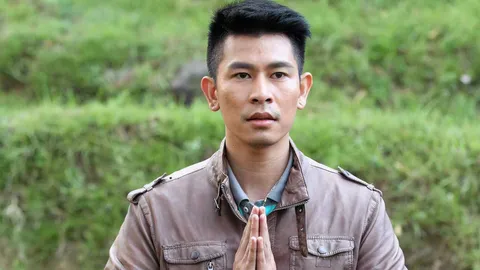 ‘จ๊อบ’ โกนหัวบวชพระ