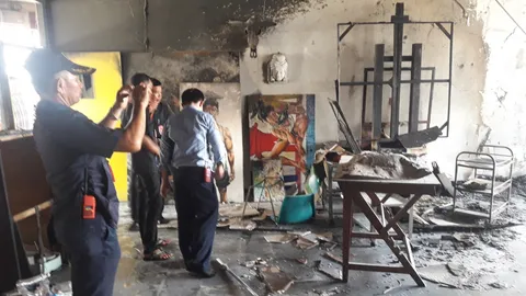 น้ำมันสนระเบิด! ไฟไหม้ห้องเพ้นท์ภาพ มศว ประสานมิตร หวิดวอดทั้งตึก 