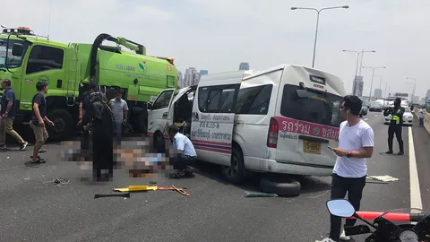 ด่วน! รถตู้โดยสารชนรถบรรทุกดูดฝุ่นบนโทลล์เวย์ดับ 2 ดินแดงขาเข้าติดหนึบ