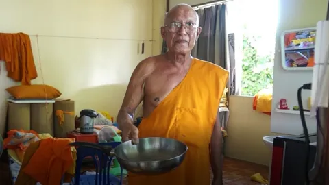 พรุ่งนี้อาจไม่มีฉัน! โจรใจบาปขโมยถังแก๊สวัดแหลมพ้อ ทำพระเดือดร้อน (คลิป)