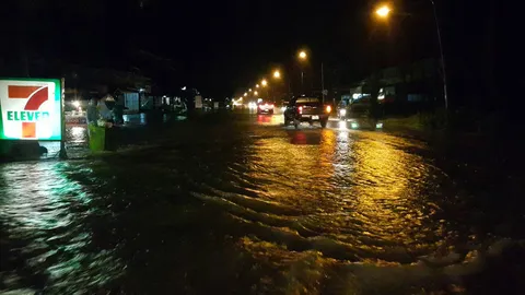 พังงาฝนตกทั้งวัน ทำน้ำจากเขาวง หลากท่วมถนน-ตลาดสดบางเนียง
