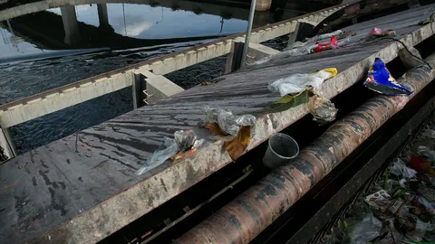 วอนคนกรุงอย่าทิ้ง-พบขยะขวางประตูนํ้า10ตัน