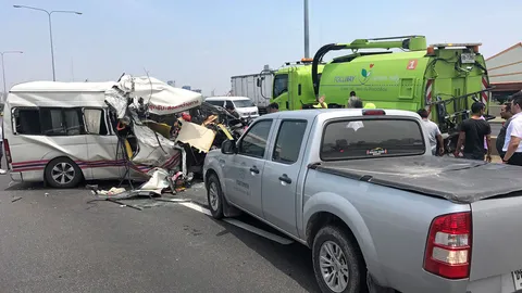 ตู้โดยสารชนสนั่น รถดูดฝุ่นทางด่วน บนโทลล์เวย์2ศพ