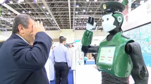 UAE เจ๋ง! เปิดตัวหุ่นยนต์ตำรวจตัวแรกของโลก-เริ่มทำงานแล้วในดูไบ (คลิป)