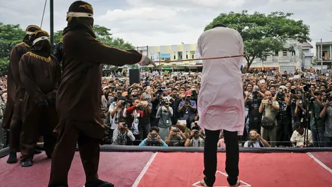 อาเจะห์ดุ! เฆี่ยน 2 ชายอิเหนาฐานเป็นเกย์ ตามกฎหมายชาริอะห์