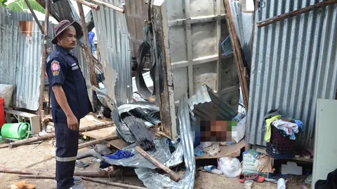 ดินอ่อน! สิบล้อขนเหล็กเส้นพลิกทับบ้านคนงานที่ปทุมฯ ตาย 3 สาหัส 2 (คลิป)